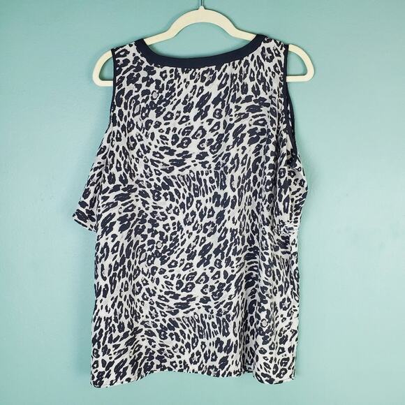 Chico's Leopard Lace-Up Cold Shoulder V-Neck Tunic Size 2 - Picture 2 of 8